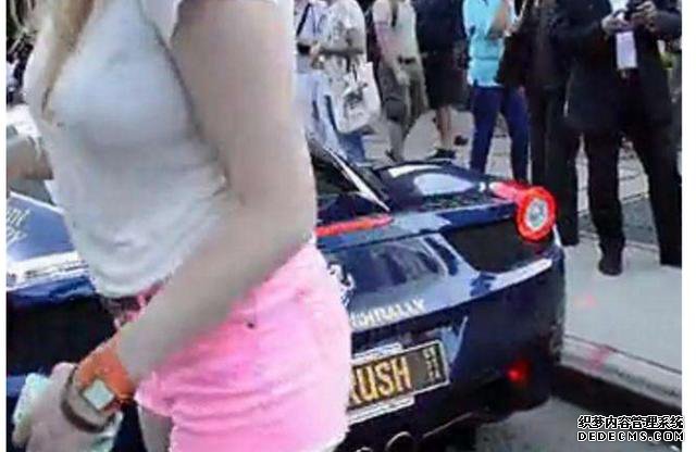汽车:女子千万法拉利行驶路上,猛回头一看吓得立马从车里下来!